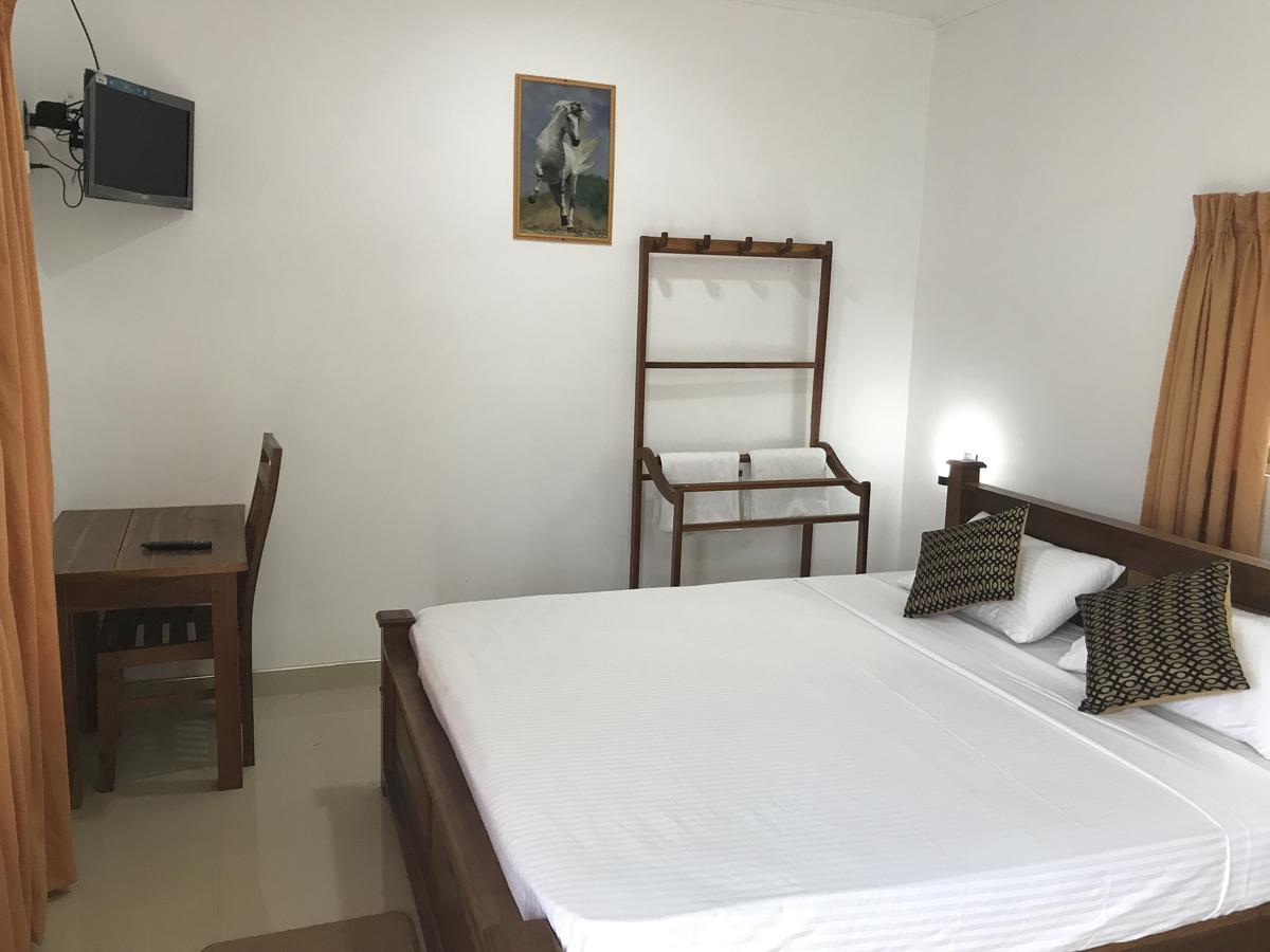 דמבולה Deshani Holiday Inn מראה חיצוני תמונה