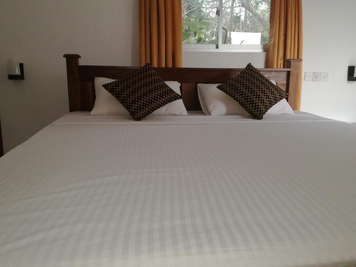 דמבולה Deshani Holiday Inn מראה חיצוני תמונה