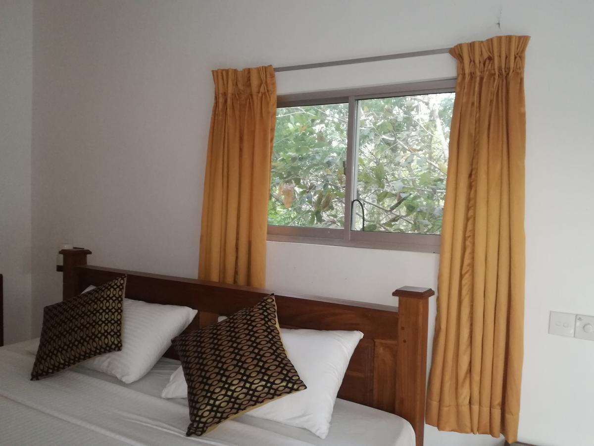 דמבולה Deshani Holiday Inn מראה חיצוני תמונה