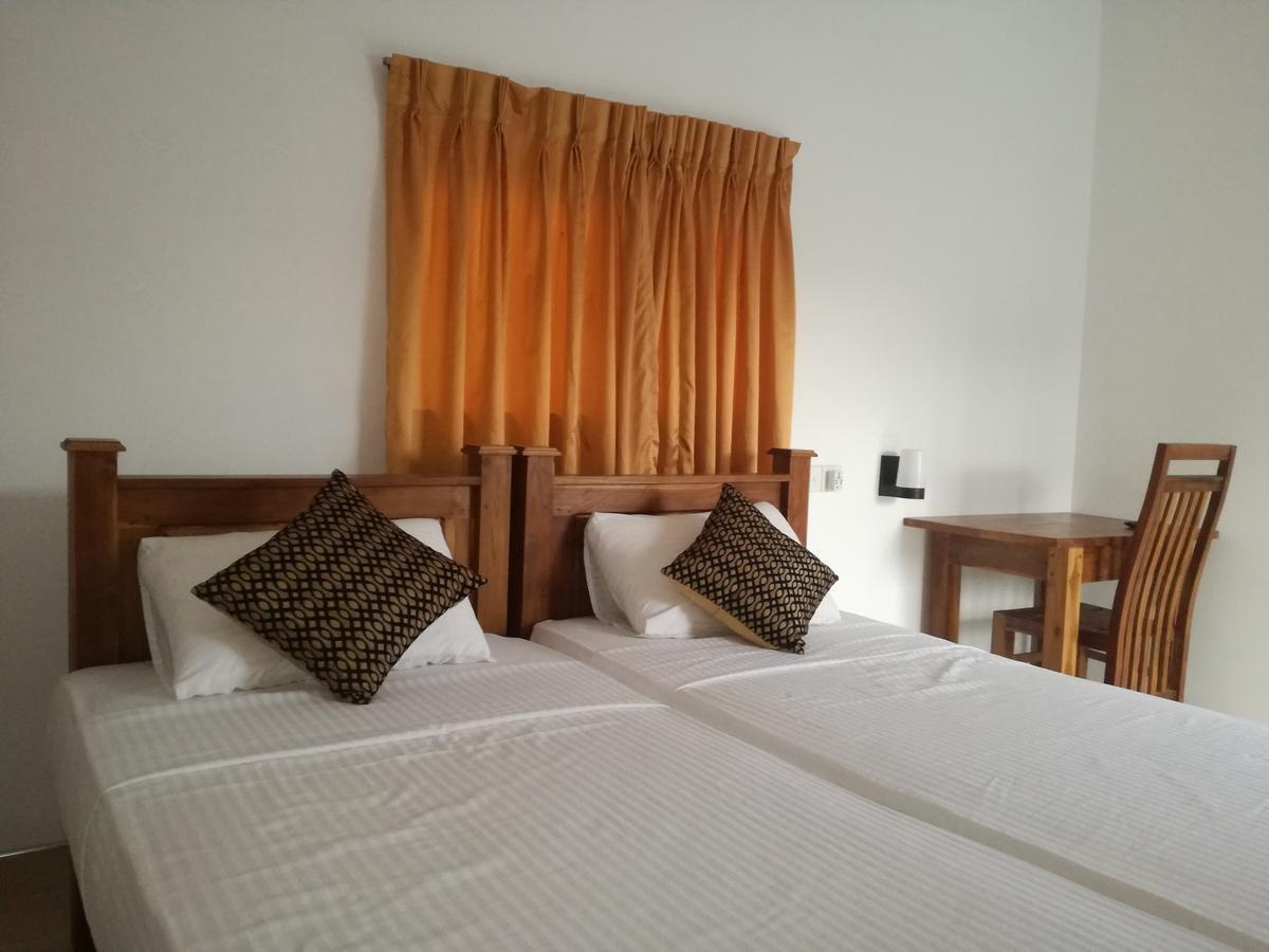דמבולה Deshani Holiday Inn מראה חיצוני תמונה