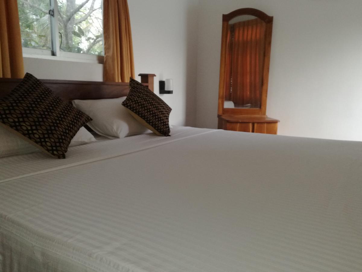 דמבולה Deshani Holiday Inn מראה חיצוני תמונה
