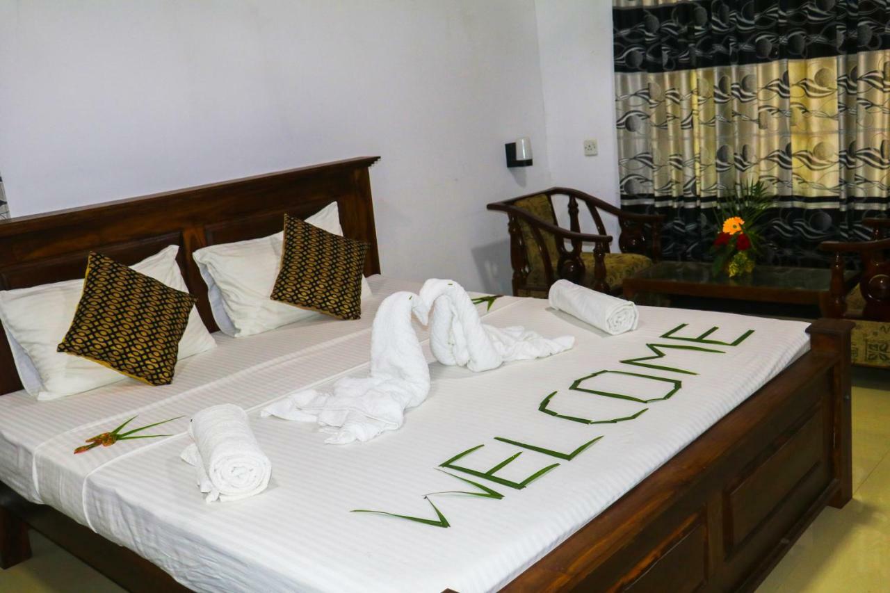 דמבולה Deshani Holiday Inn מראה חיצוני תמונה