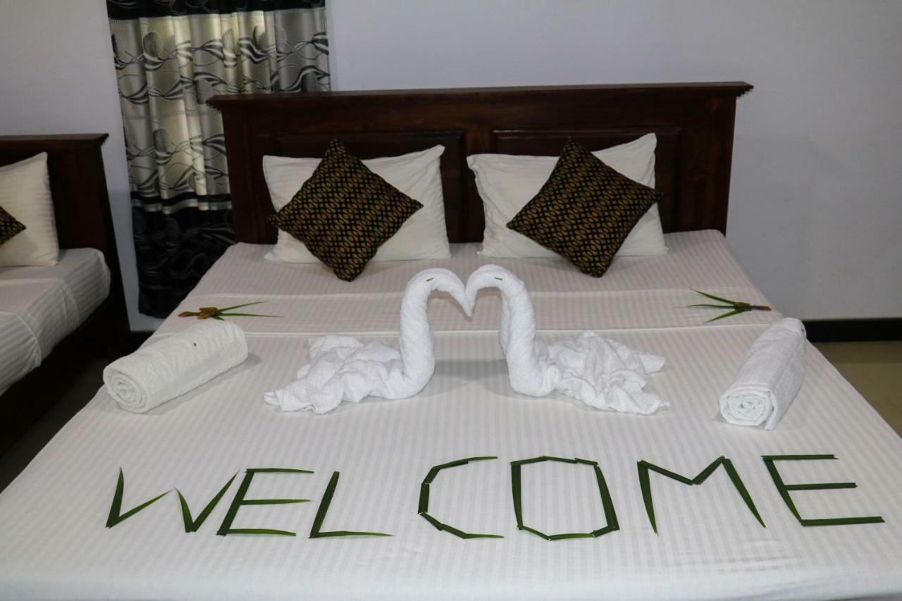 דמבולה Deshani Holiday Inn מראה חיצוני תמונה