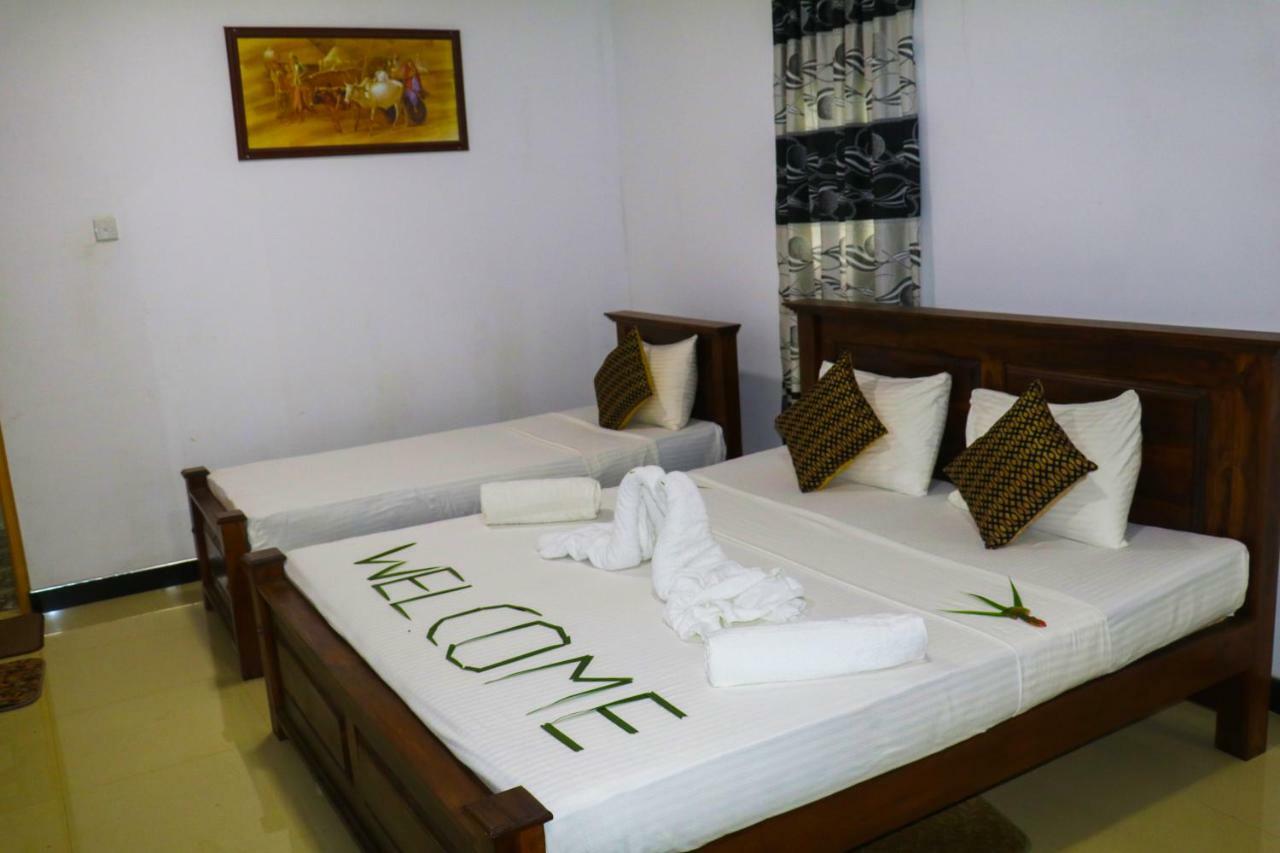 דמבולה Deshani Holiday Inn מראה חיצוני תמונה