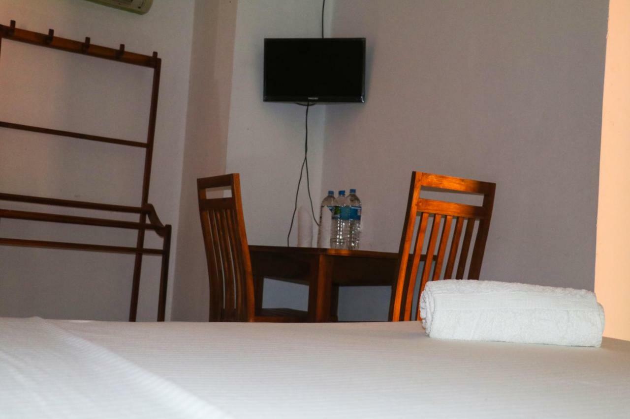 דמבולה Deshani Holiday Inn מראה חיצוני תמונה