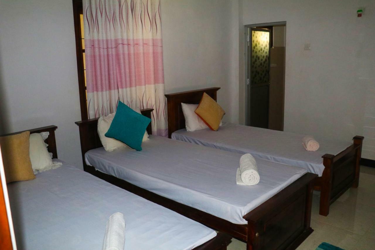 דמבולה Deshani Holiday Inn מראה חיצוני תמונה