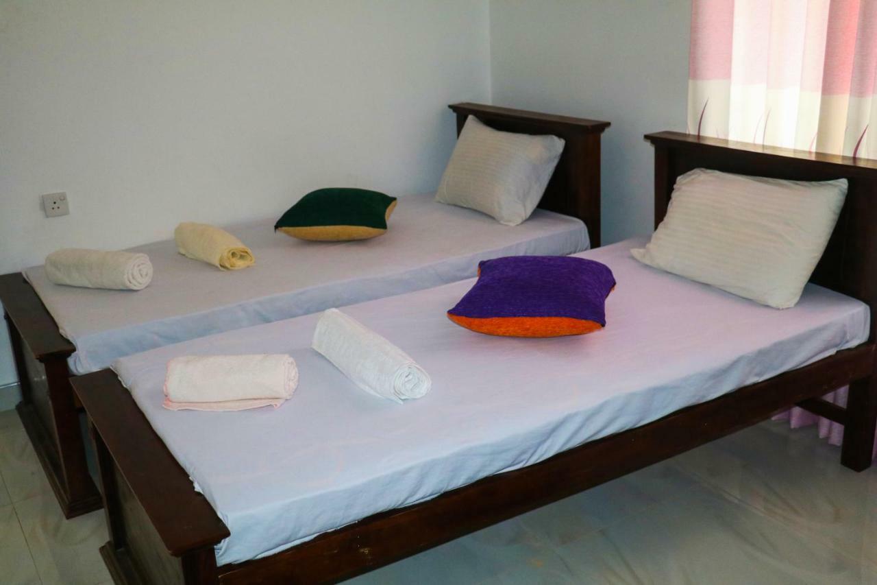 דמבולה Deshani Holiday Inn מראה חיצוני תמונה