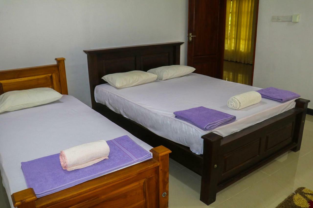 דמבולה Deshani Holiday Inn מראה חיצוני תמונה