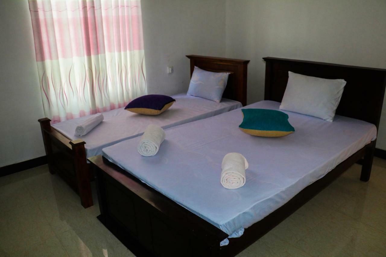 דמבולה Deshani Holiday Inn מראה חיצוני תמונה